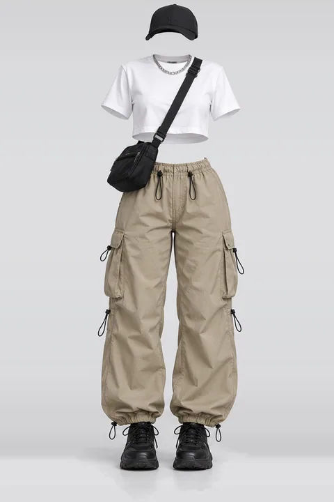 白・シャツ・カーキ・パンツ・黒・スニーカー